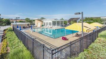 Kolam renang terbuka bermusim