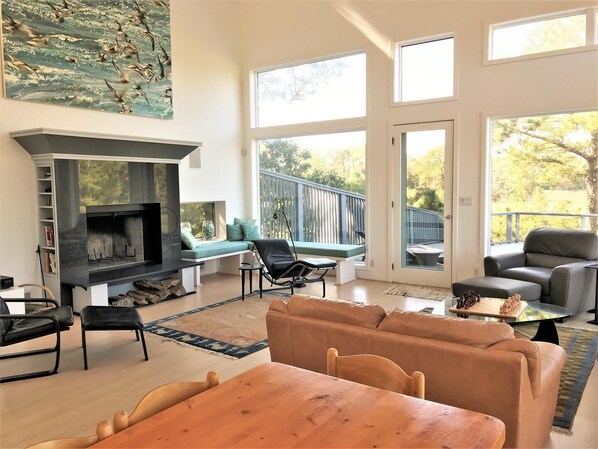 Casa, varias camas, acceso a la piscina, vistas al río | Zona de estar | Una chimenea