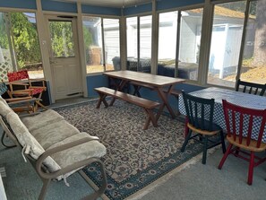 Ferienhaus, Mehrere Betten, Küche, Stadtblick | Speisen