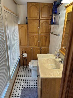 Ferienhaus, Mehrere Betten, Küche, Stadtblick | Badezimmer