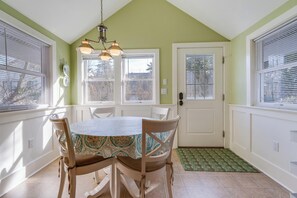 Apartment, Multiple Beds, Kitchen, Garden View | Dining