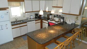 Casa de ciudad, varias camas, balcón, vista al océano | Cocina privada | Cafetera y tetera