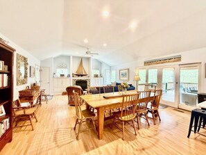 Casa, varias camas, balcón, vista al jardín (CEDAR ROAD 13) | Interior