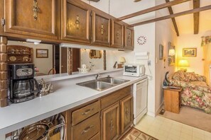 House, Multiple Beds, Patio, Garden View | Private kitchen