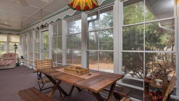 Casa, várias camas, varanda, vista para o jardim | 3 quartos, individualmente decorados, individualmente mobiliados