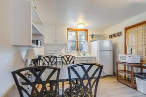 Lägenhet - flera sängar - kök - utsikt mot trädgården | Eget kök | Kaffe- och tebryggare