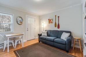 Leilighet, 1 queensize-seng med sovesofa, terrasse, hageutsikt | Oppholdsområde