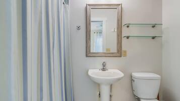 Condo, 1 Queen Bed with Sofa bed, Patio, Garden View | Bathroom