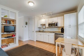 Condo, 1 Queen Bed with Sofa bed, Patio, Garden View | Private kitchen - Maryland Gardens 19C (Rehoboth Beach)