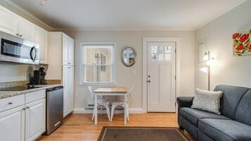 Condo, 1 Queen Bed with Sofa bed, Patio, Garden View | Interior