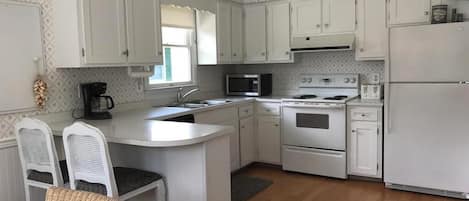 House, Multiple Beds, Patio, Garden View | Private kitchen