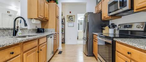 Lägenhet - flera sängar - kök - utsikt mot poolen | Eget kök | Kaffe- och tebryggare