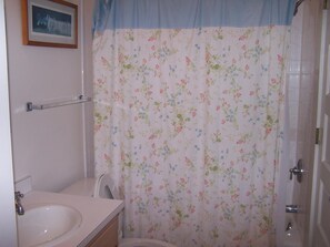 House, Multiple Beds, Balcony, Garden View | Bathroom