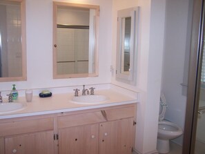 House, Multiple Beds, Balcony, Garden View | Bathroom - Rolling Road 3 (Rehoboth Beach)