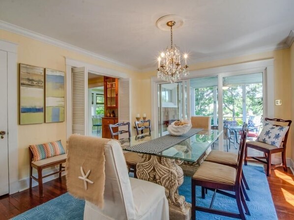 Stuga - flera sängar - balkong - utsikt mot trädgården | 5 sovrum, individuell inredning och unika möbler