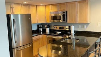 Condo, nhiều giường, bếp, quang cảnh vườn | Bếp riêng | Dụng cụ pha cà phê/trà