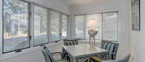 Feriehus - flere senge - terrasse - udsigt til have | Spiseområde