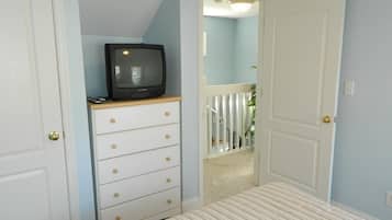 Cottage, Multiple Beds, Kitchen, Garden View | 3 bedrooms, individually decorated, individually furnished