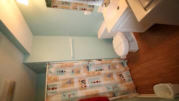 Cottage, Multiple Beds, Kitchen, Garden View | Bathroom