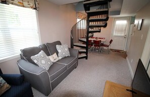 コテージ ベッド (複数台) キッチン ガーデンビュー | リビング エリア