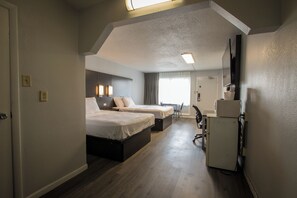 مكتب وملاءات أسرّة