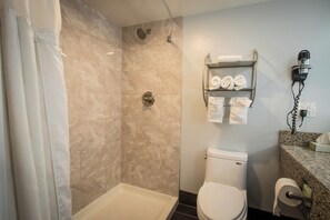 Douche, sèche-cheveux, serviettes fournies