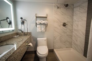 シャワー、ヘアドライヤー、タオル