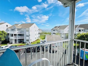 Appart'hĂŽtel, plusieurs lits, balcon, vue jardin | Vue de la chambre