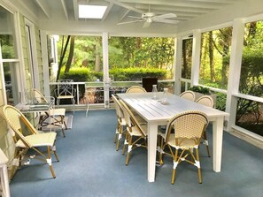 Casa, varias camas, patio, vista al jardín | Restaurante al aire libre