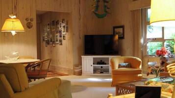 House, Multiple Beds, Patio, Garden View | Living area | Fireplace