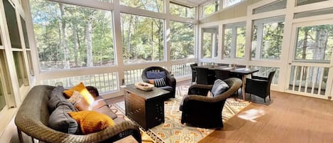 Huis, Meerdere bedden, bubbelbad, uitzicht op tuin | Uitzicht vanuit de kamer