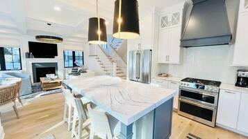 Rumah, Beberapa Tempat Tidur, akses ke kolam renang, pemandangan kolam renang (HICKMAN STREET 204) | Dapur pribadi | Mesin pembuat kopi/teh