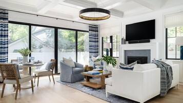 Rumah, Beberapa Tempat Tidur, akses ke kolam renang, pemandangan kolam renang (HICKMAN STREET 204) | Area keluarga | Perapian