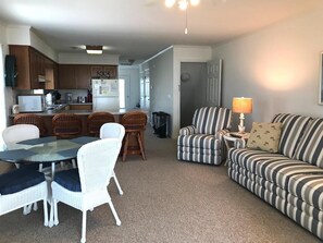 Casa de ciudad, varias camas, balcón, vista al océano | Área de sala de estar