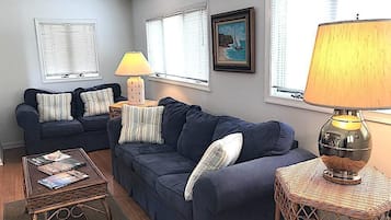 Apartment, Multiple Beds, Kitchen, City View | Living area