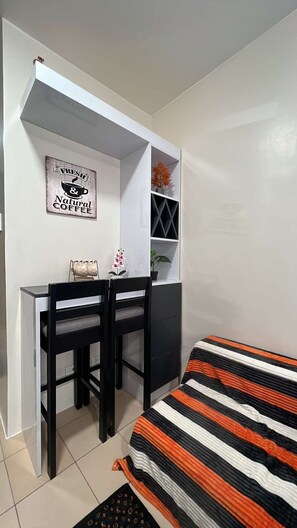 Iron/ironing board, WiFi, bed sheets - A cozy haven in the heart of Davao City!Designed w/ simplicity & warmth... (Davao City)