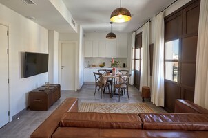 Dúplex Deluxe, varias camas, vistas a la ciudad | Zona de estar | Una televisión de pantalla plana