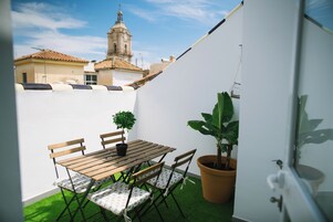 Dúplex Deluxe, varias camas, vistas a la ciudad | Terraza o patio