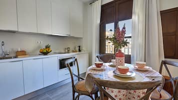 Nhà Duplex Deluxe, nhiều giường, quang cảnh thành phố | Bếp riêng | Tủ lạnh, lò vi sóng, bếp nấu, ấm điện