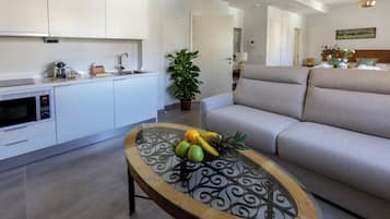 Phòng đôi Deluxe, 1 giường cỡ queen và sofa giường, quang cảnh thành phố | Khu phòng khách | TV màn hình phẳng