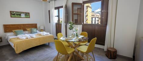 Espacio para trabajar con laptop y sistema de insonorización