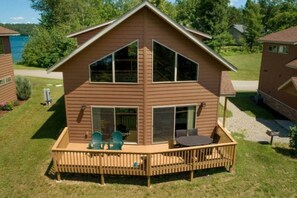 Outdoor dining - Cabin 109 - Open Loft/ Modern/Clean/Comfortable (Walker)