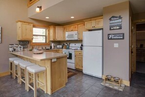 Cafetera o tetera y utensilios de cocina