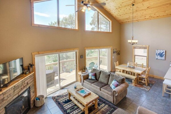 Televisión y chimenea 