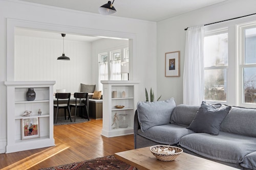 Linden Hills Edina. Remolded Home Near the Lakes. King Bed. Sleeps 10.