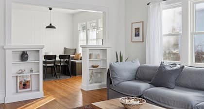 Linden Hills Edina. Remolded Home Near the Lakes. King Bed. Sleeps 10.