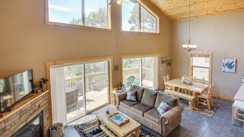 Een televisie en een open haard