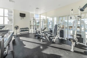Apartamento, varias camas (Crystal Shores 507) | Sala de fitness
