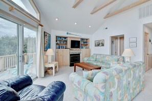 Fernseher, DVD-Player, Bücher, Stereoanlage