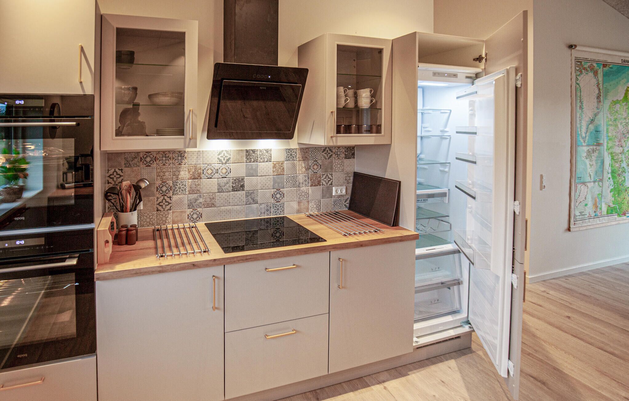 Køleskab, opvaskemaskine, kaffe-/temaskine